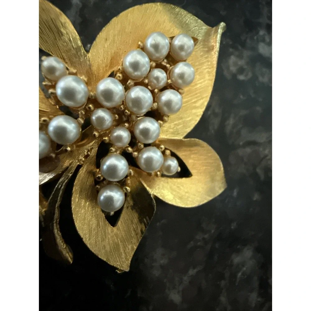 VTG Gold Tone Flower Brooch Faux Pearl Cluster Center Statement Pin
